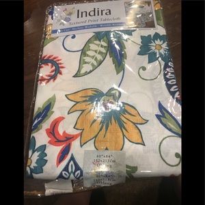 NEW.  Textured print tablecloth oblong matching microfiber cloth napkins